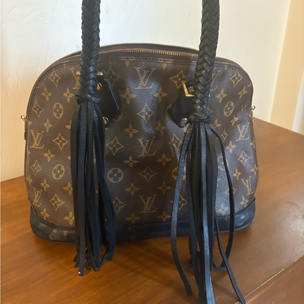 Louis Vuitton Brown Monogram Shoulder Bag with Black Accents. - Picture 3 of 6